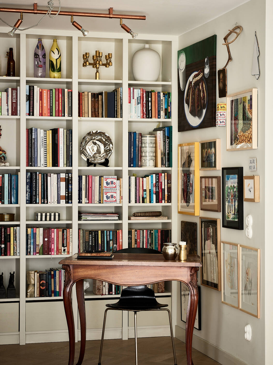 espace bureau avec bibliothèque dans loft