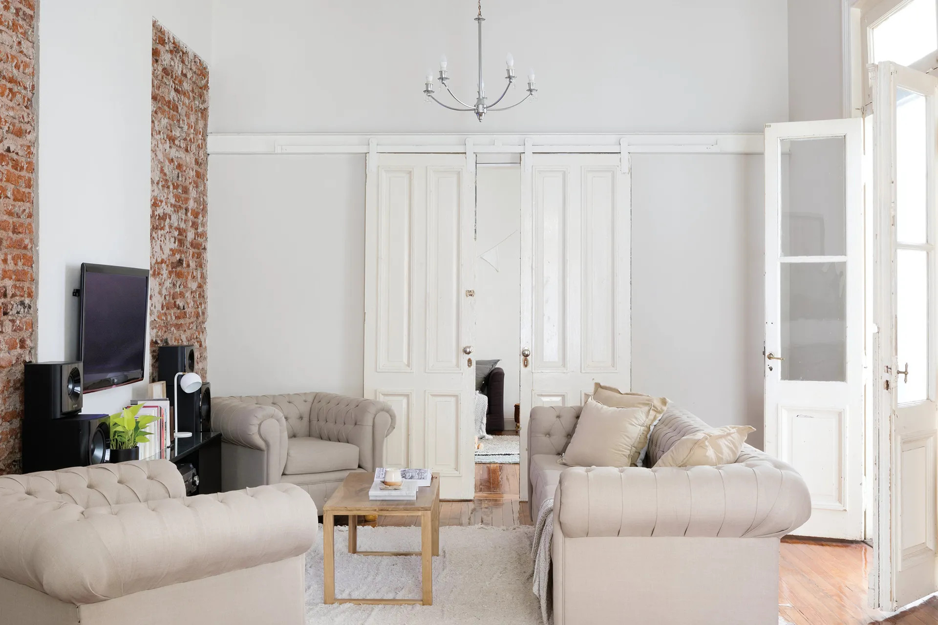 salon avec briques maison ancienne rénovée