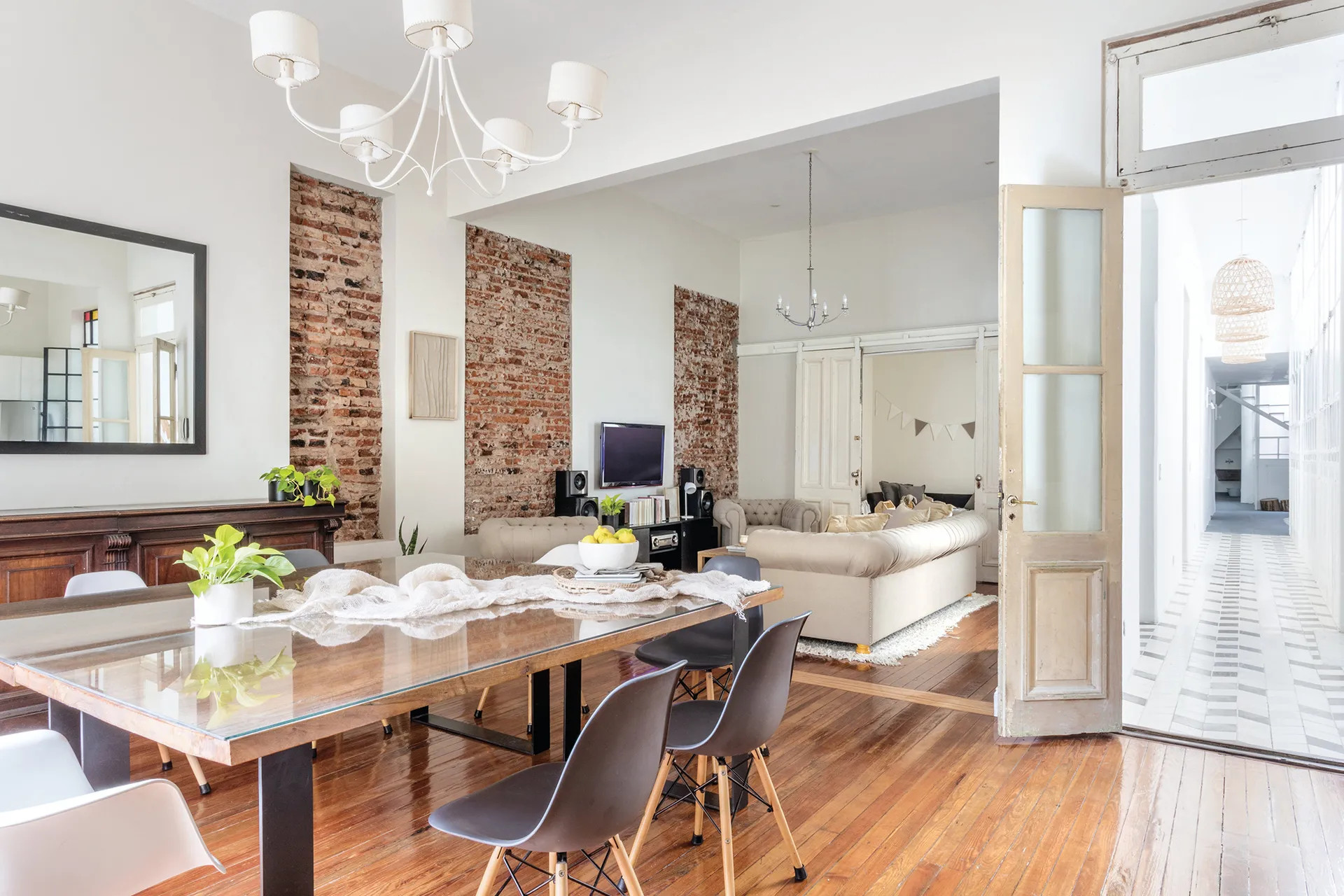 salon avec briques maison ancienne rénovée