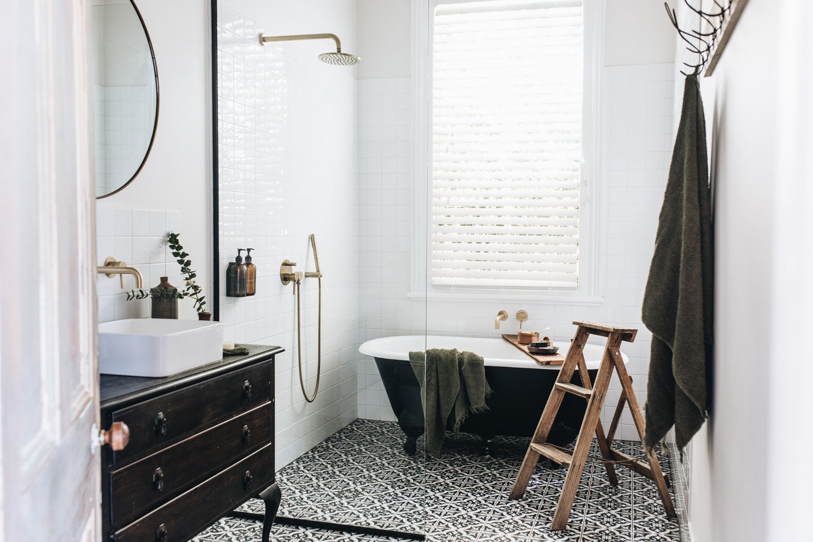 salle de bain noire et blanche carreaux de ciment