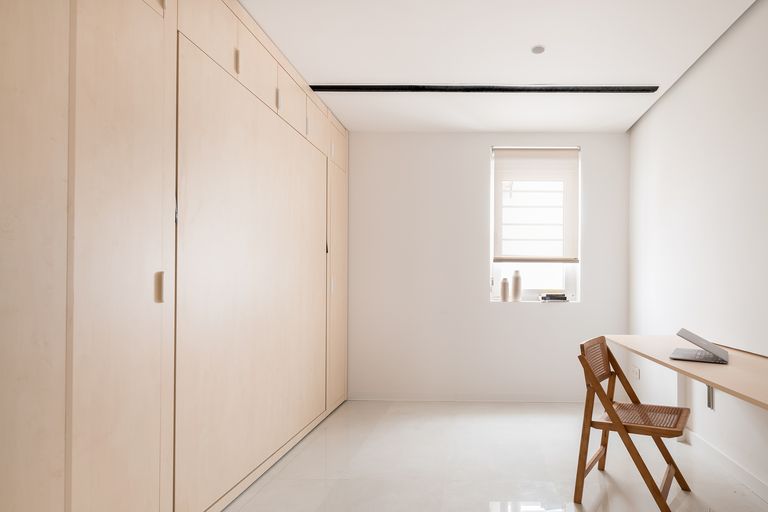 chambre avec lit armoire