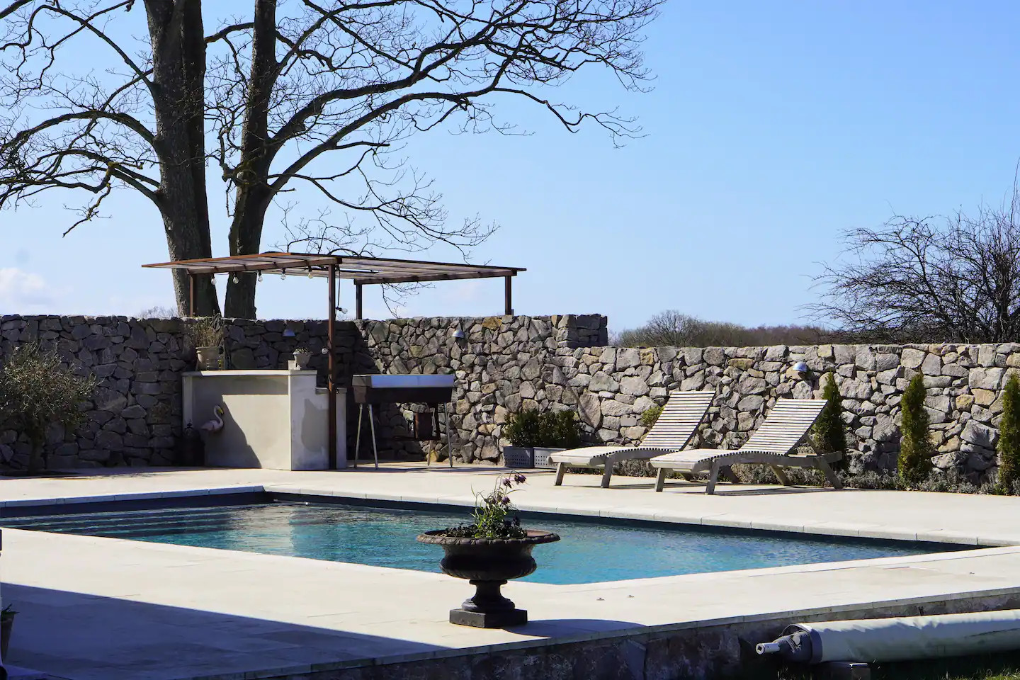 piscine et mur de pierres