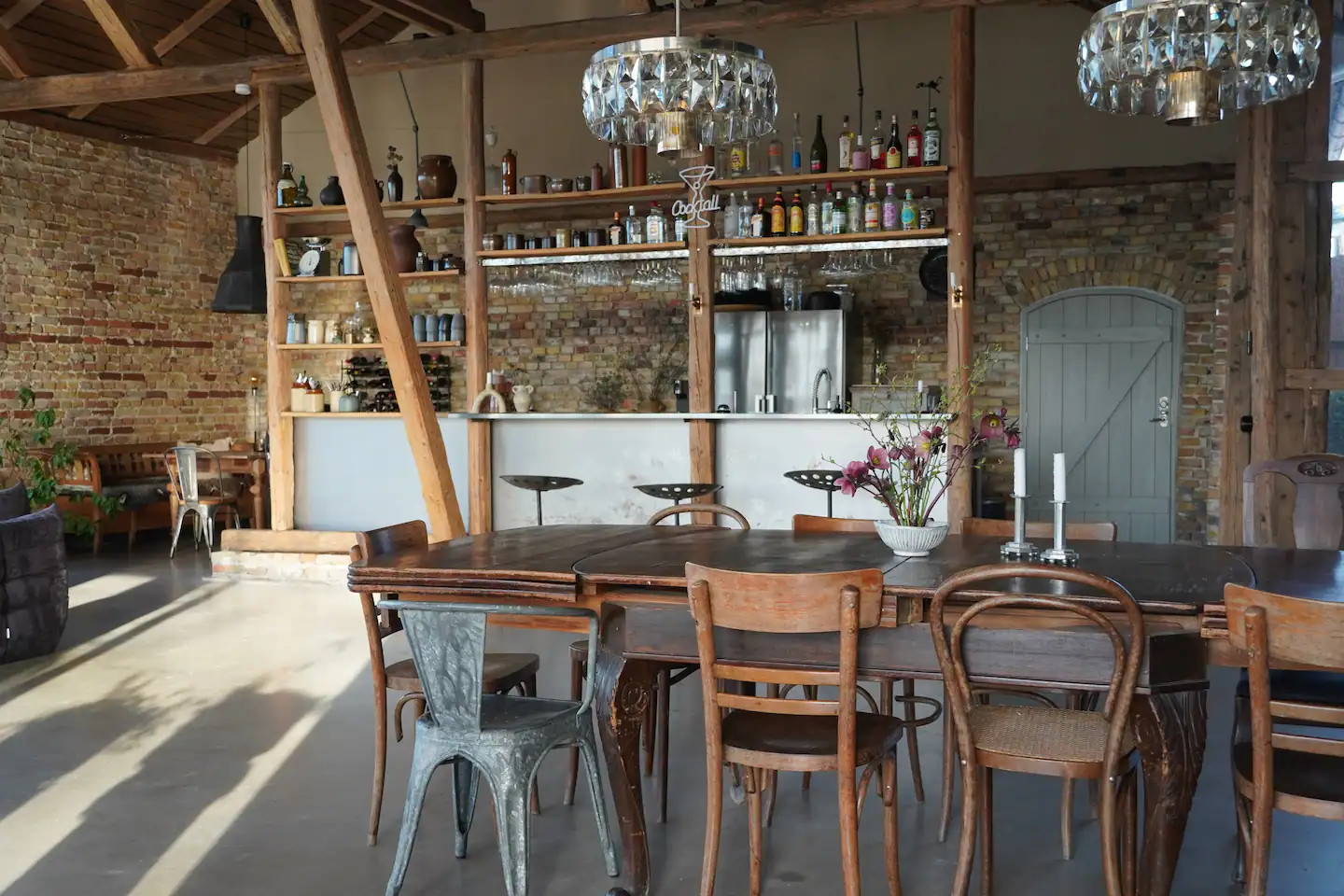 salle à manger avec poutres