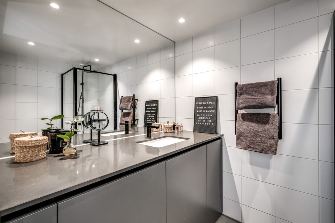 salle de bain design grise et blanche