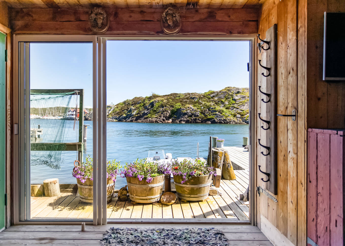 maison en bois avec vue sur la mer