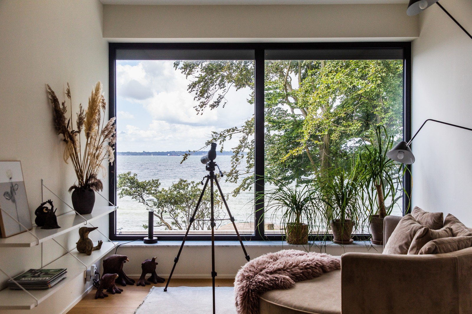salon baie vitrée maison en bois