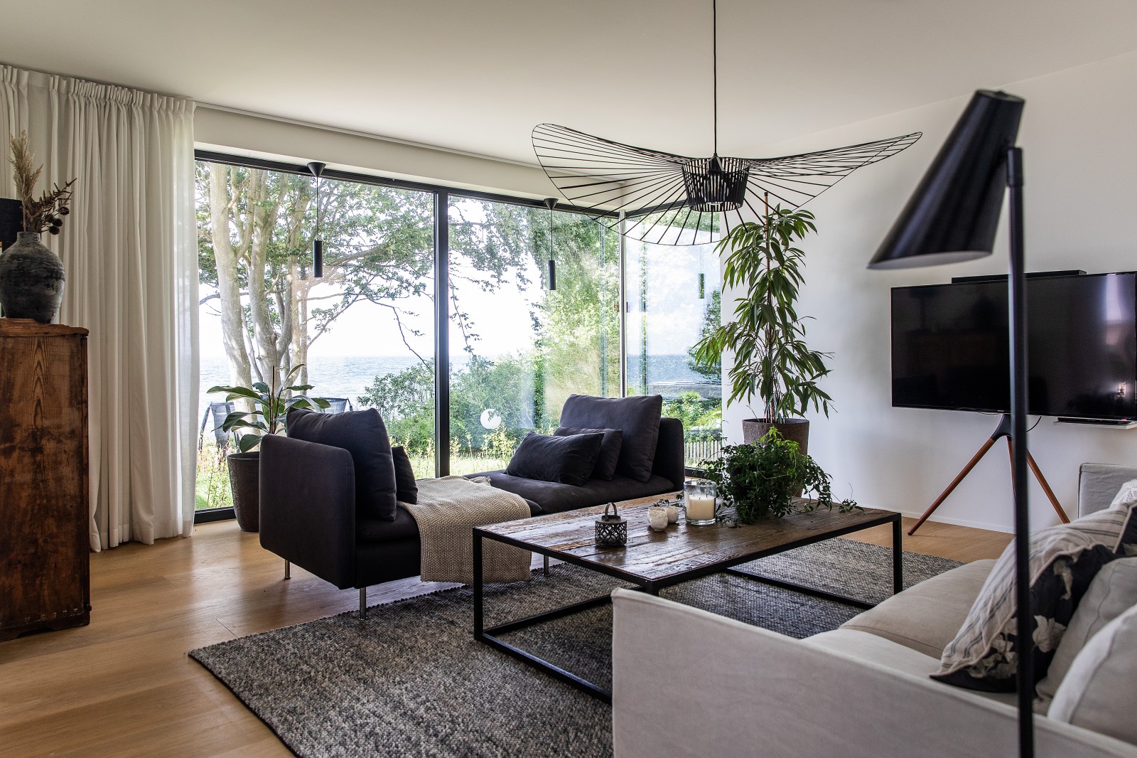 salon baie vitrée maison en bois