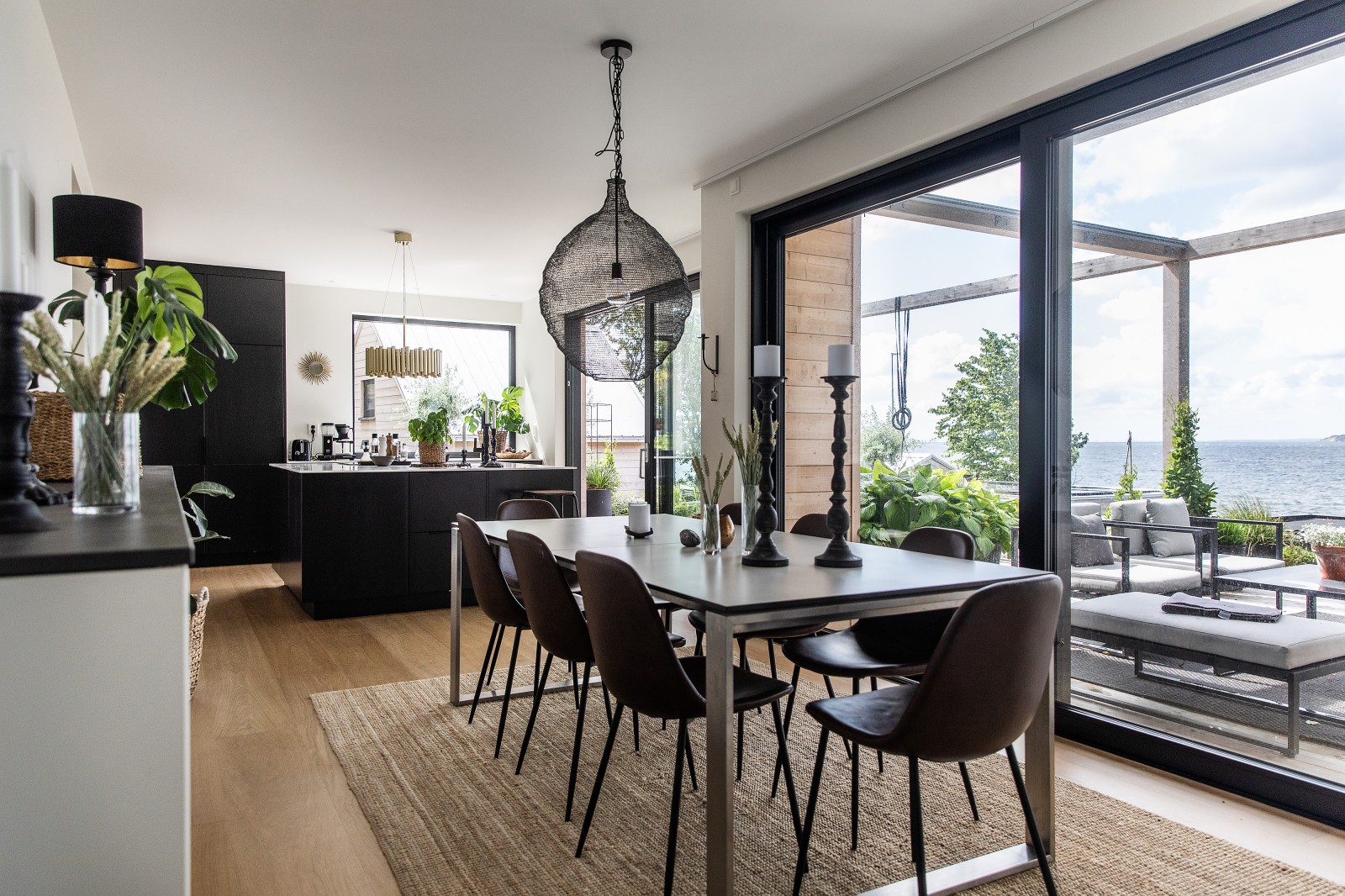 salle à manger avec cuisine ouverte 