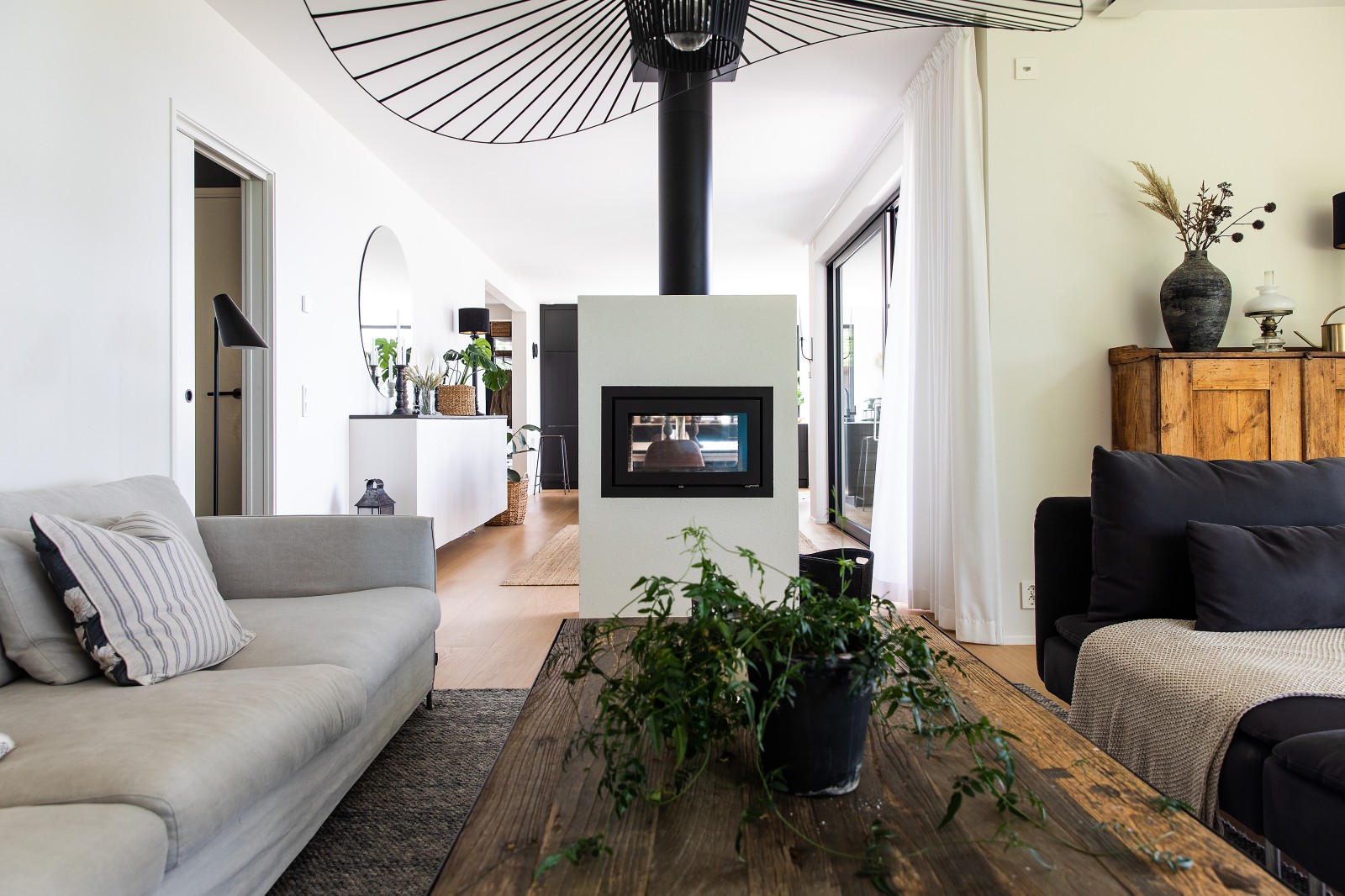 salon avec cheminée maison en bois