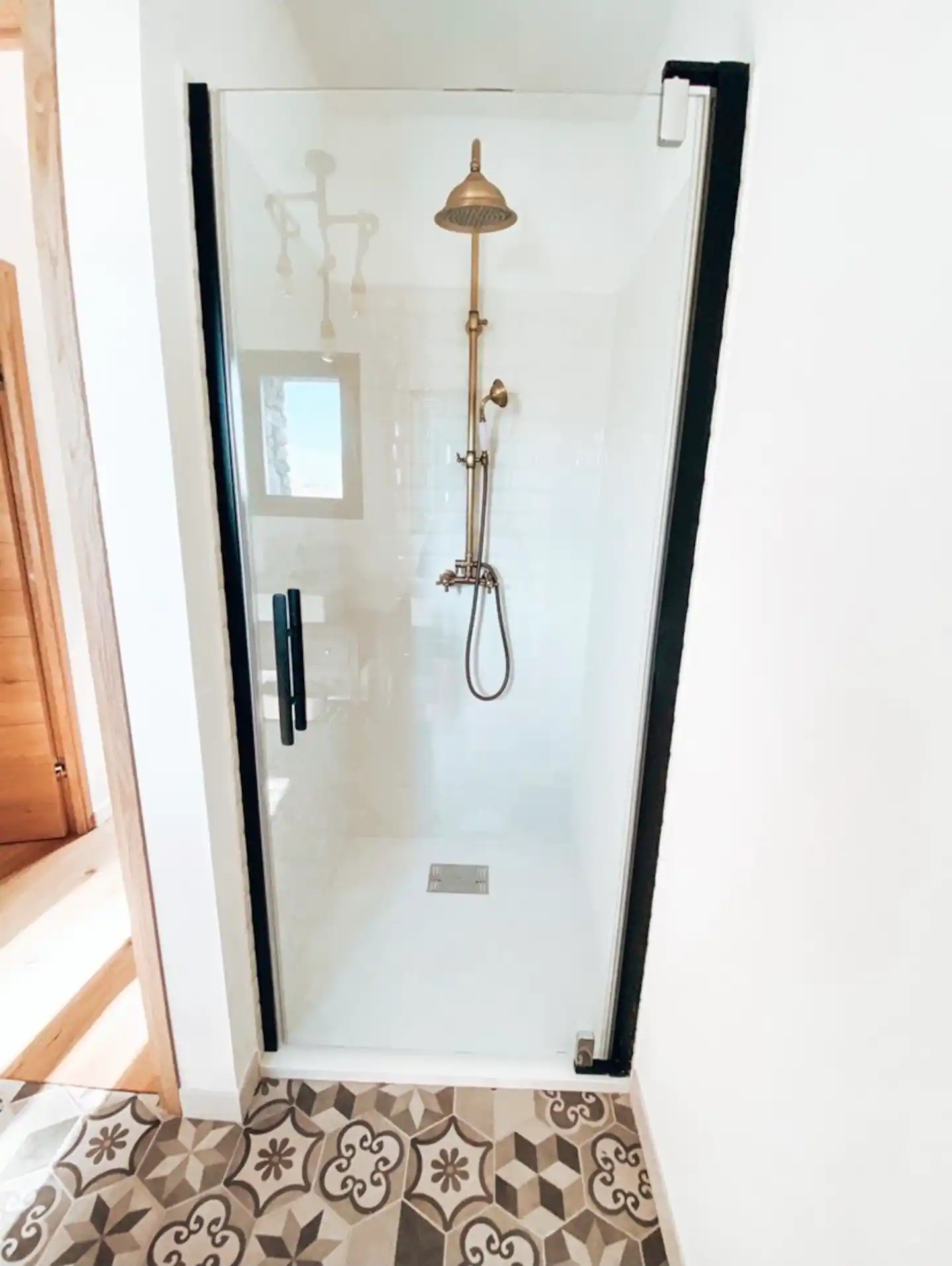 salle de bain carreaux de ciment tons marron