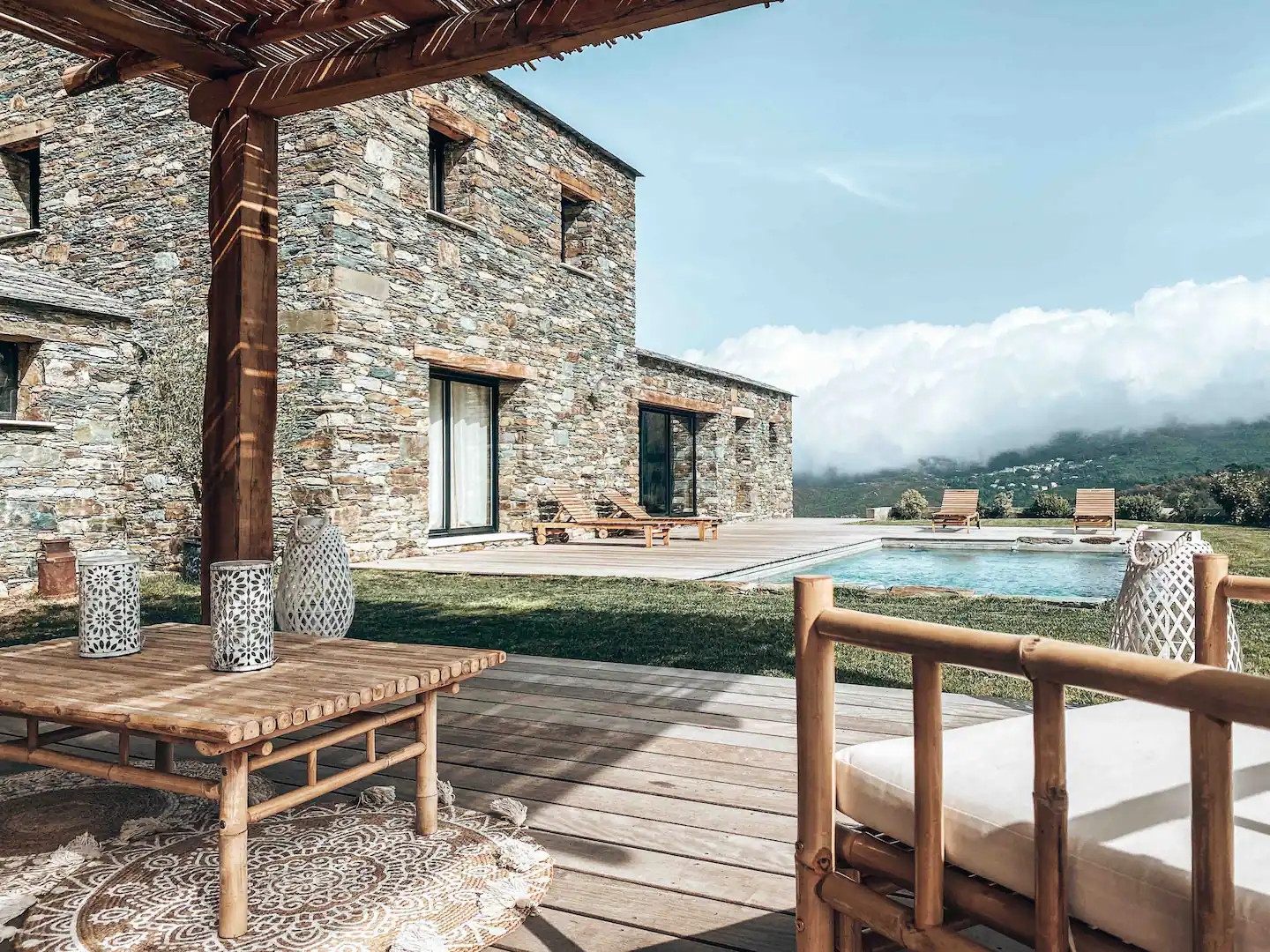 terrasse avec piscine et pergola maison en pierres A Voglia Corse