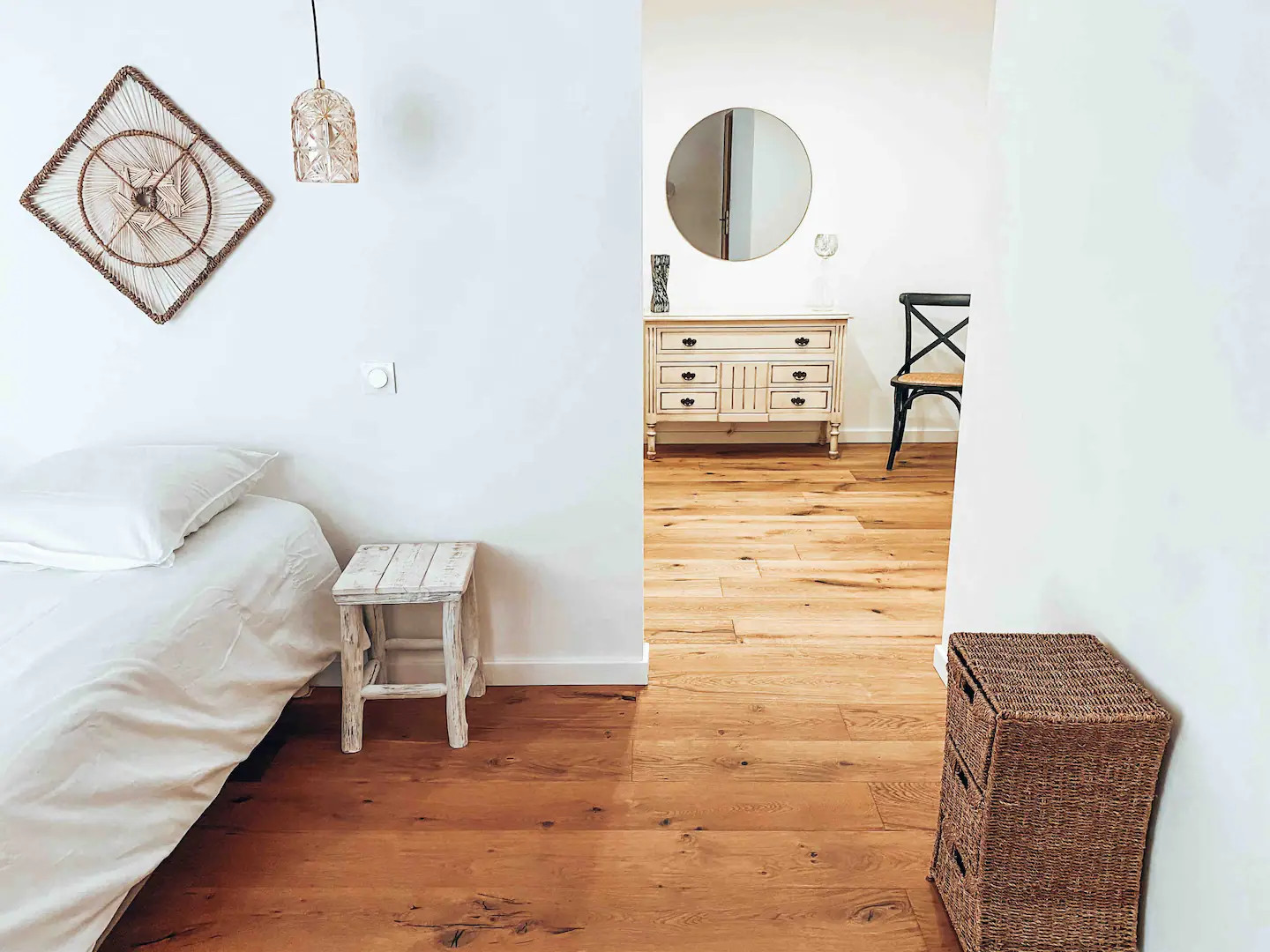 chambre décoration minimaliste maison en pierres A Voglia Corse