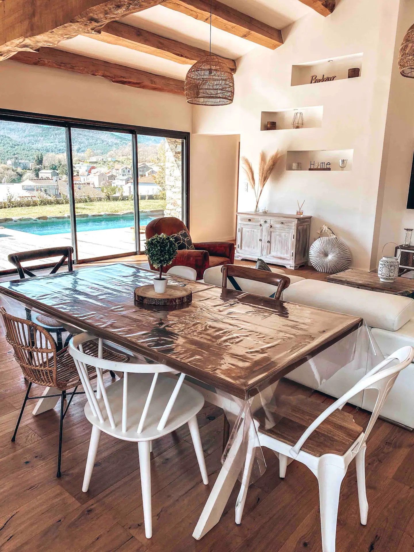 salle à manger avec poutres en chataignier 