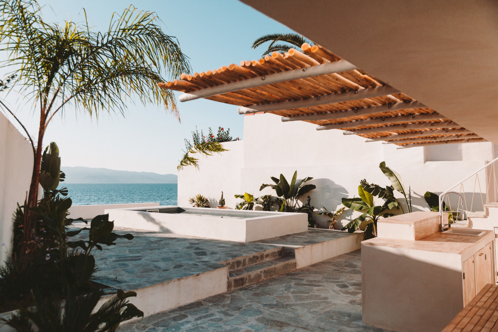 terrasse avec pergola bois maison blanche en Corse Casa Santa Teresa terrasse avec pergola bois maison blanche en Corse Casa Santa Teresa