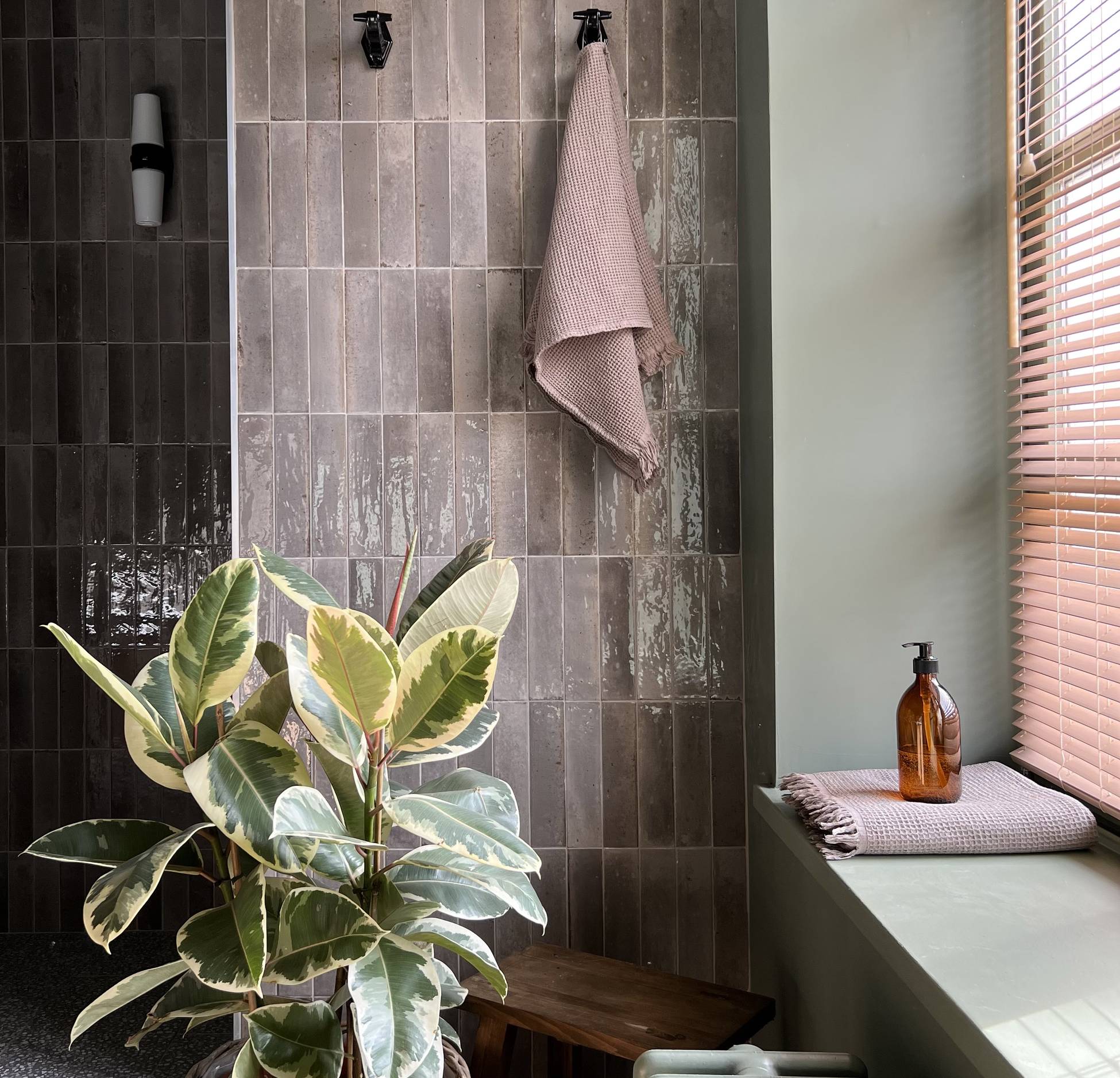 salle de bain carrelage gris violet