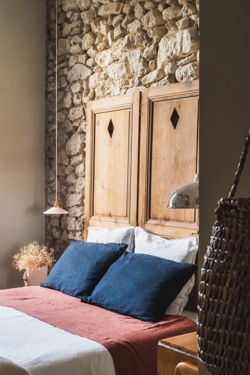 chambre mur de pierre décoration vintage