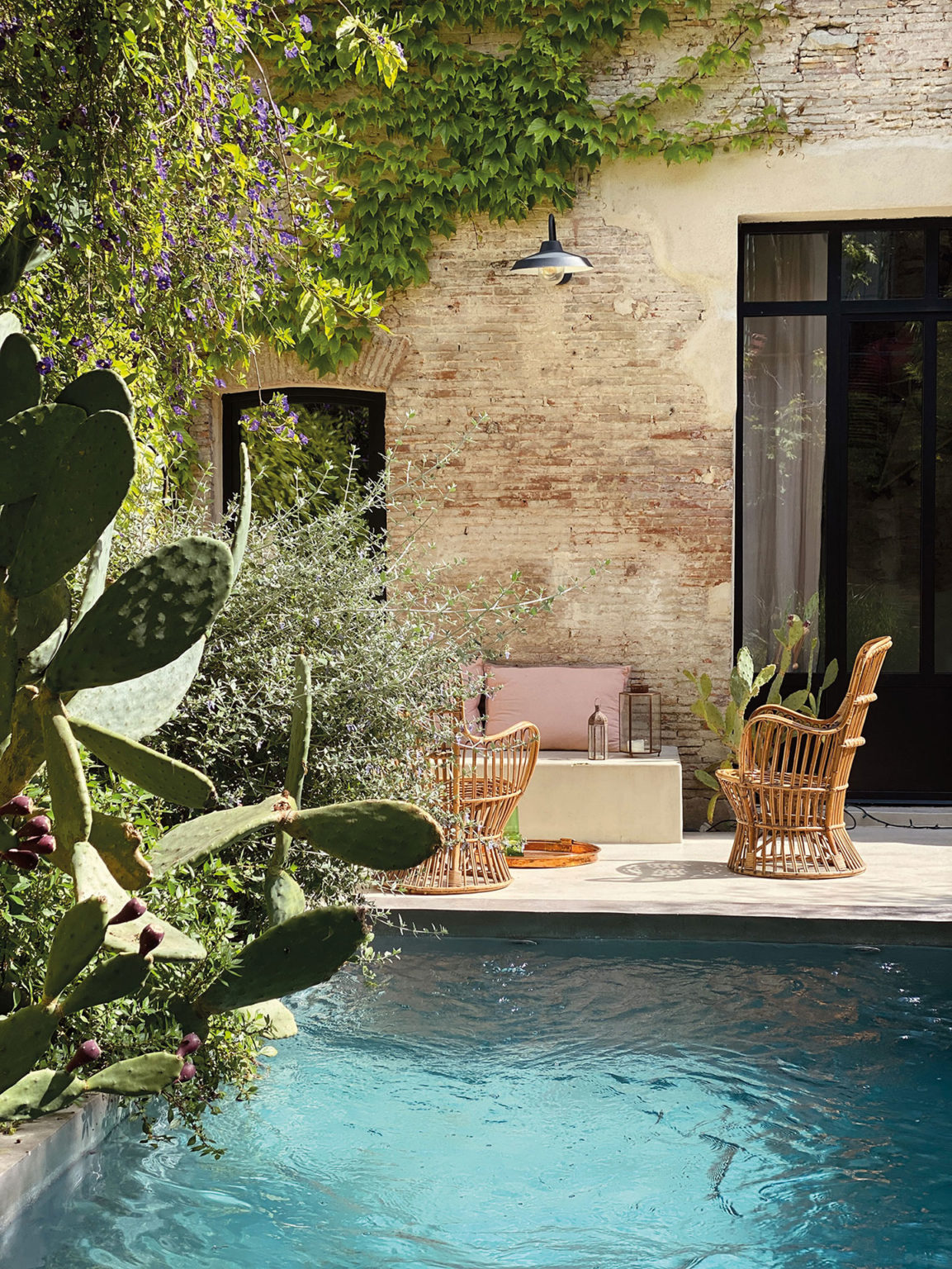 terrasse avec piscine maison ancienne