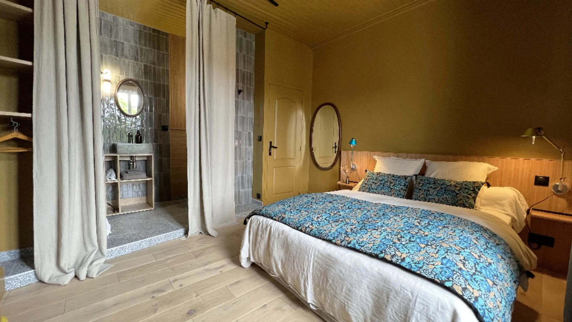 chambre jaune et bleue décoration vintage