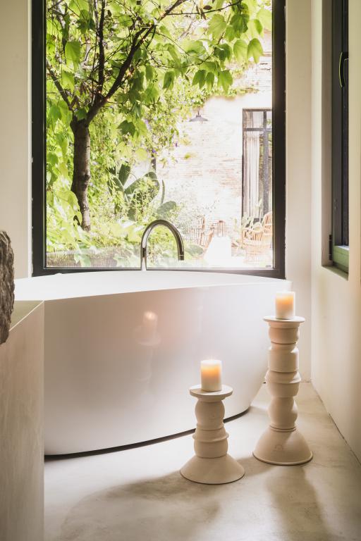 salle de bain avec baie vitrée