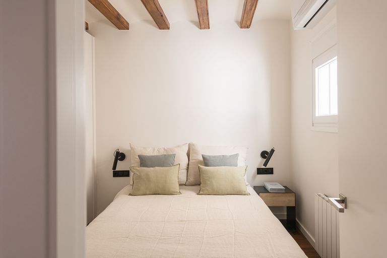 chambre minimaliste appartement ancien rénové
