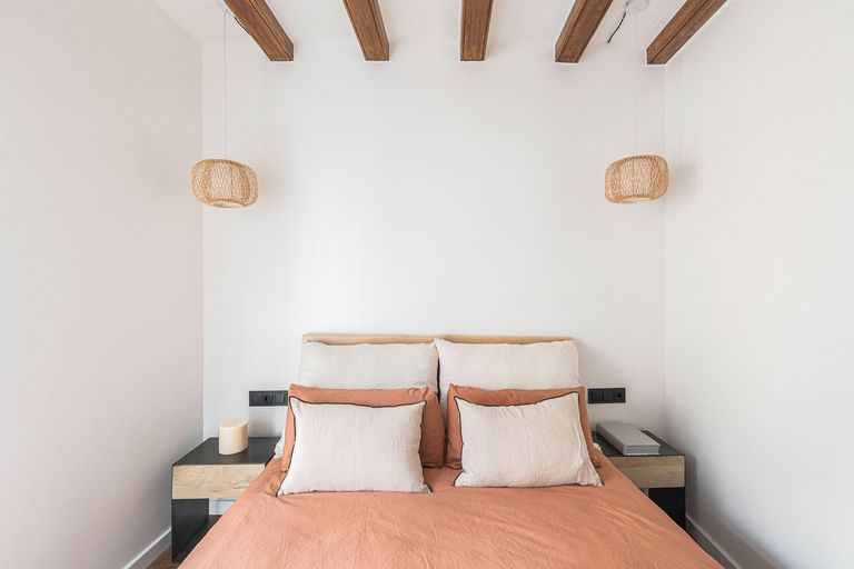 chambre minimaliste appartement ancien rénové