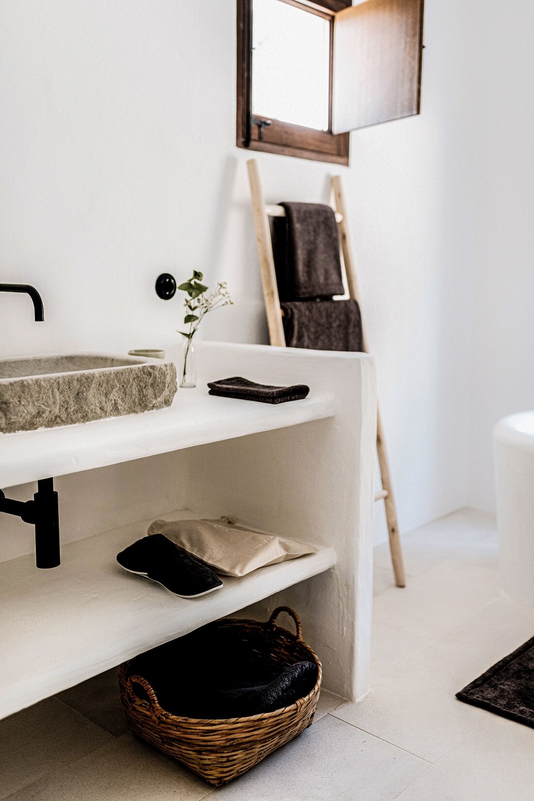 salle de bain minimaliste avec vasque en pierre salle de bain minimaliste avec vasque en pierre