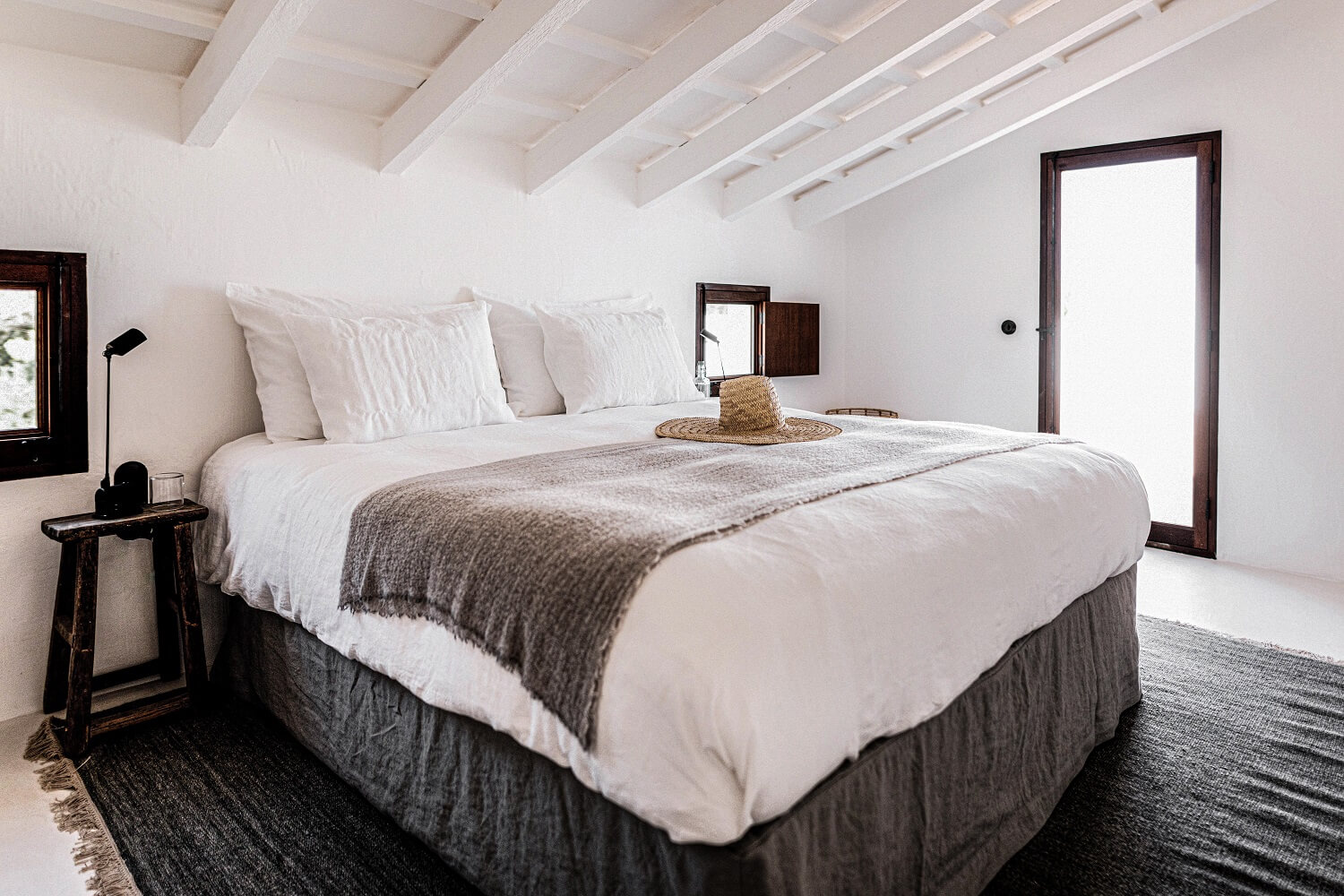 chambre avec poutres blanches décoration rustique chic chambre avec poutres blanches décoration rustique chic