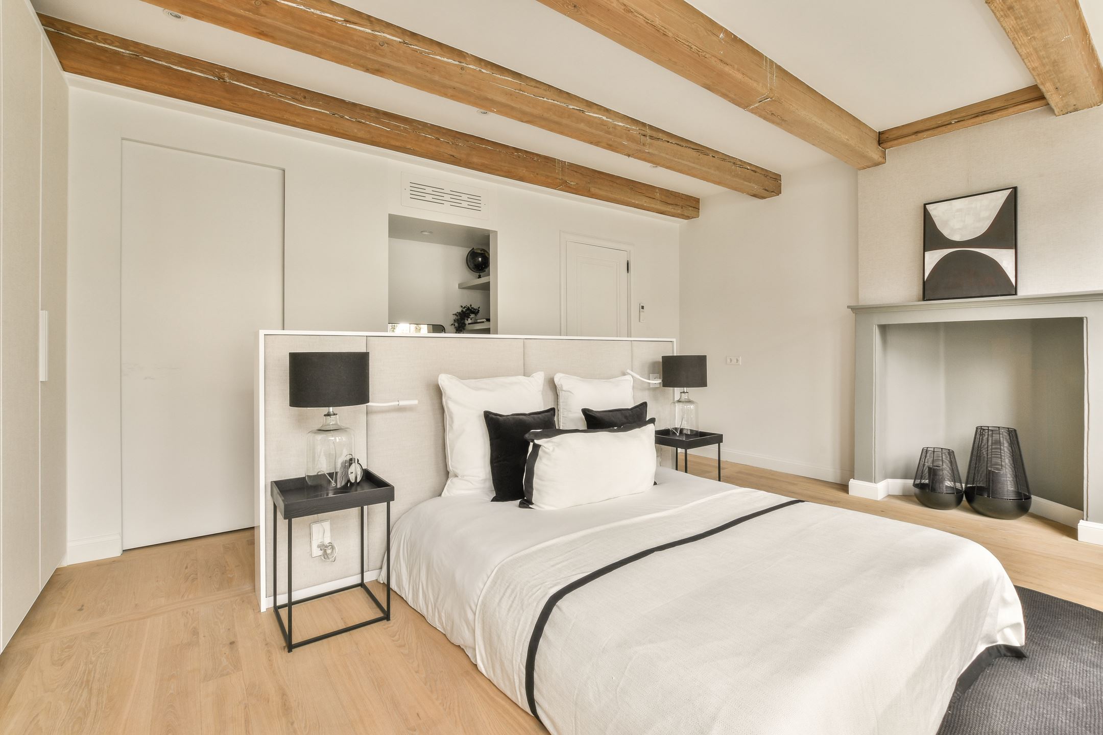 chambre minimaliste avec poutres