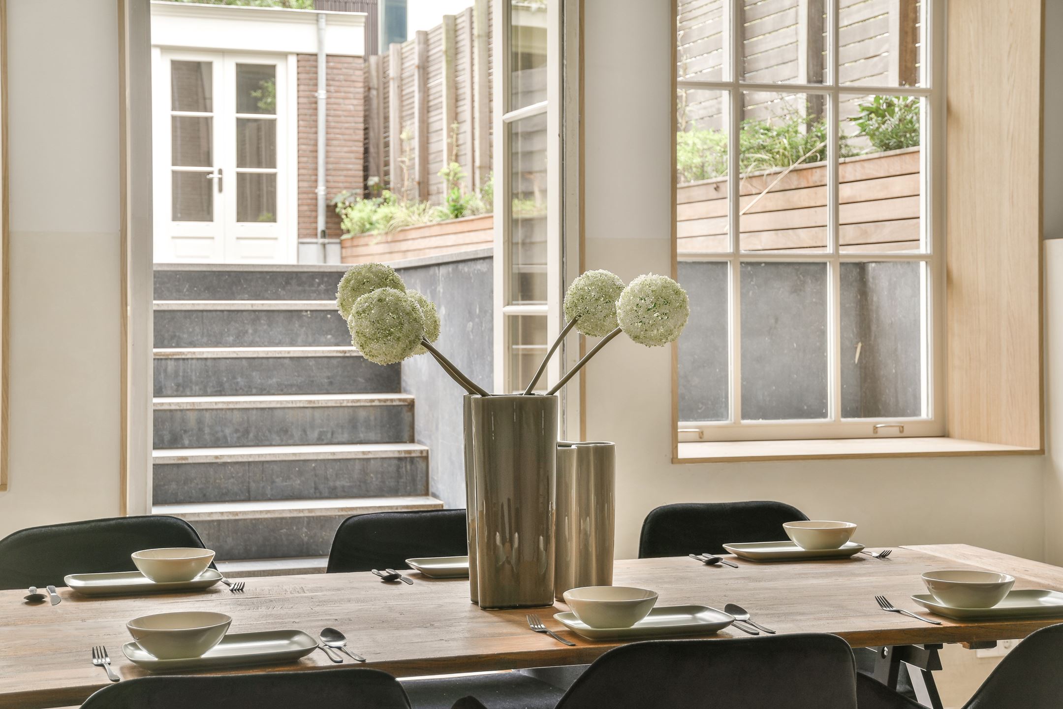 salle à manger décoration bois et noir