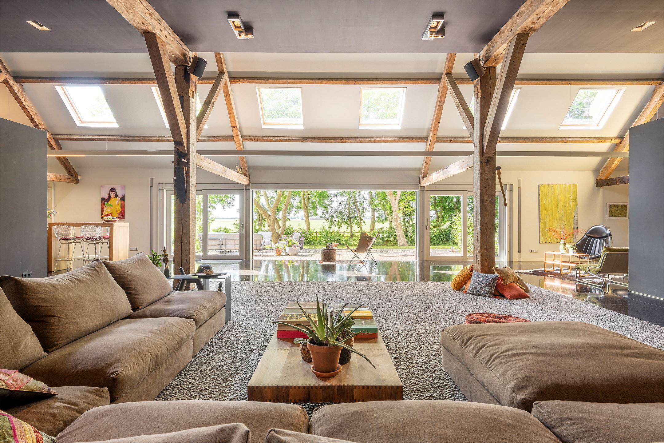 salon avec baie vitrée décoration design