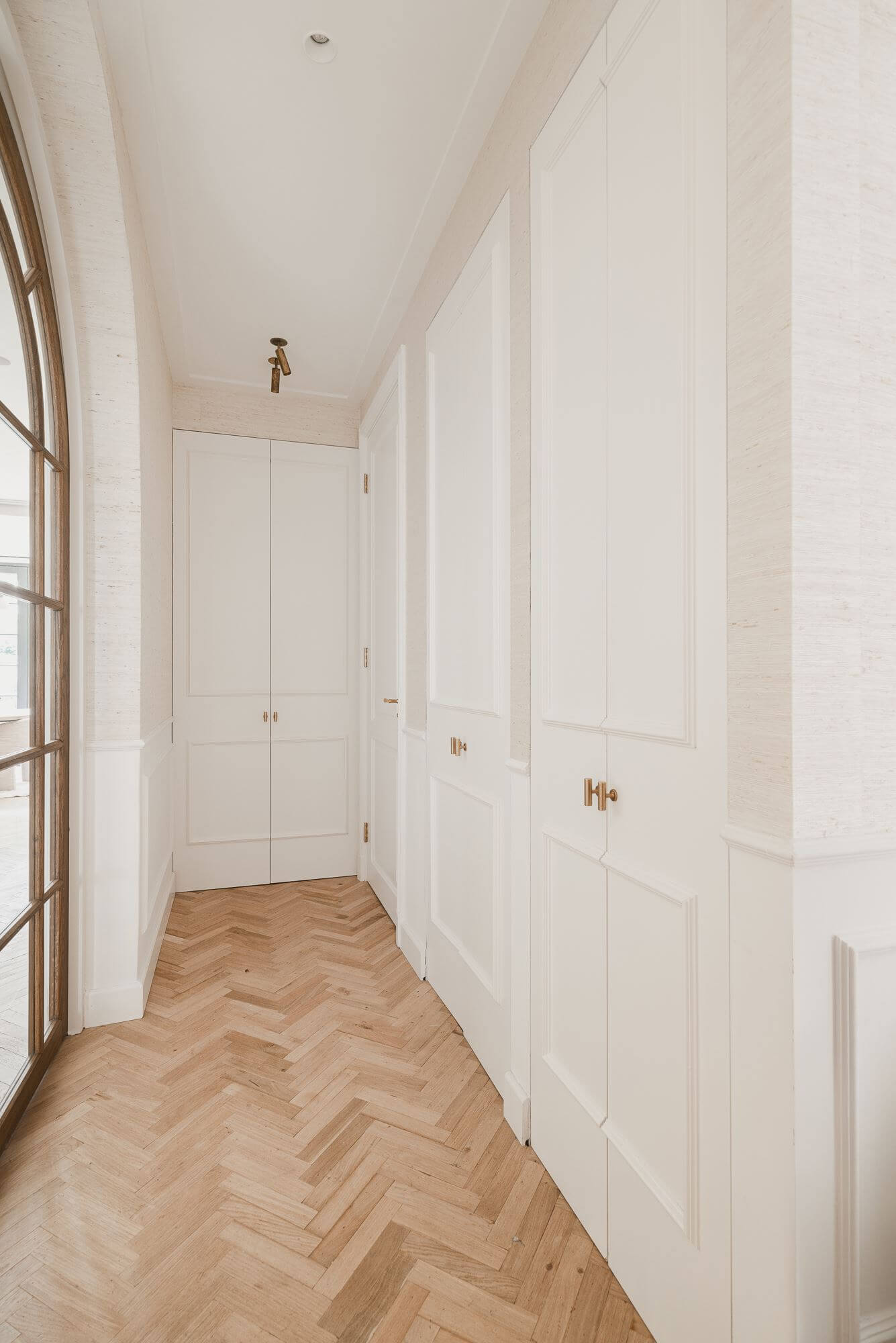 couloir avec parquet à chevrons type haussmannien couloir avec parquet à chevrons type haussmannien