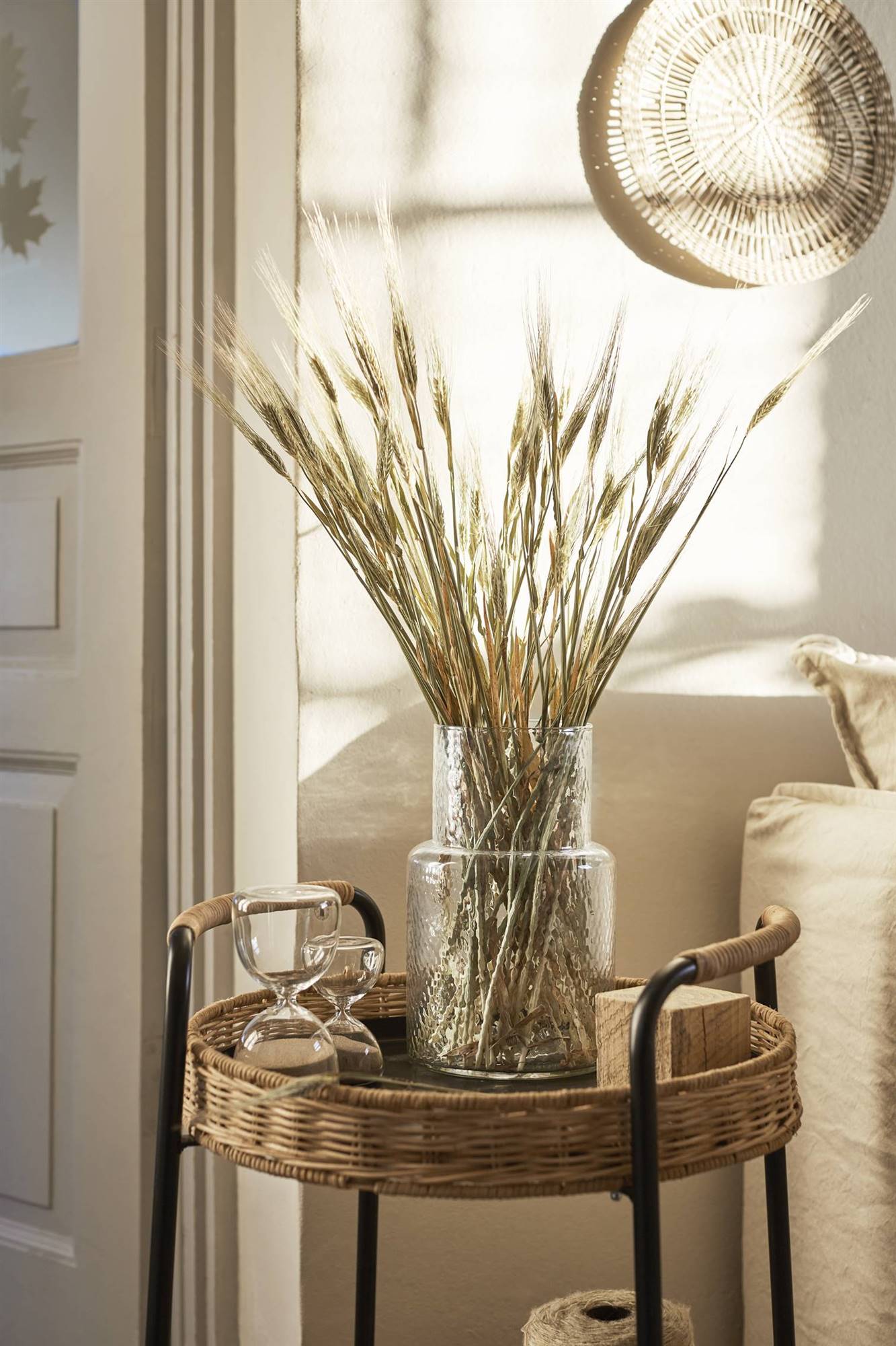vase en verre avec tiges de blé vase en verre avec tiges de blé