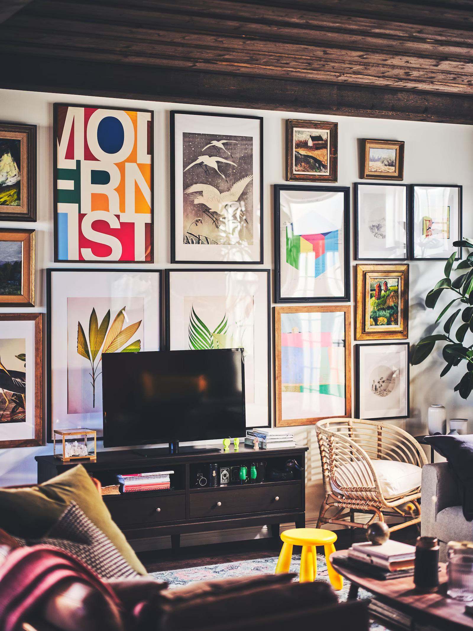 mur d'images dans salon 