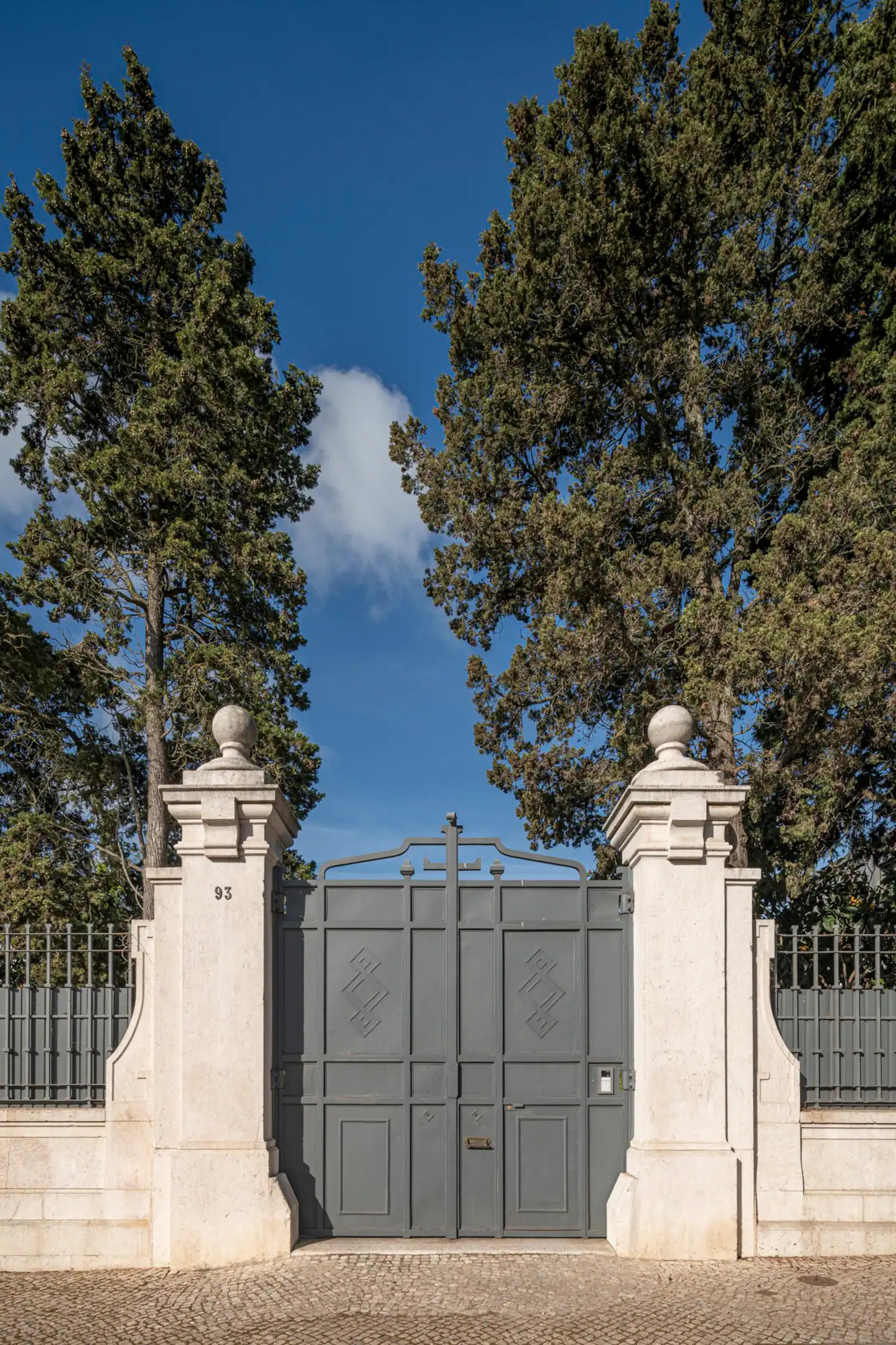 mur extérieur avec porte acier maison rénovée 