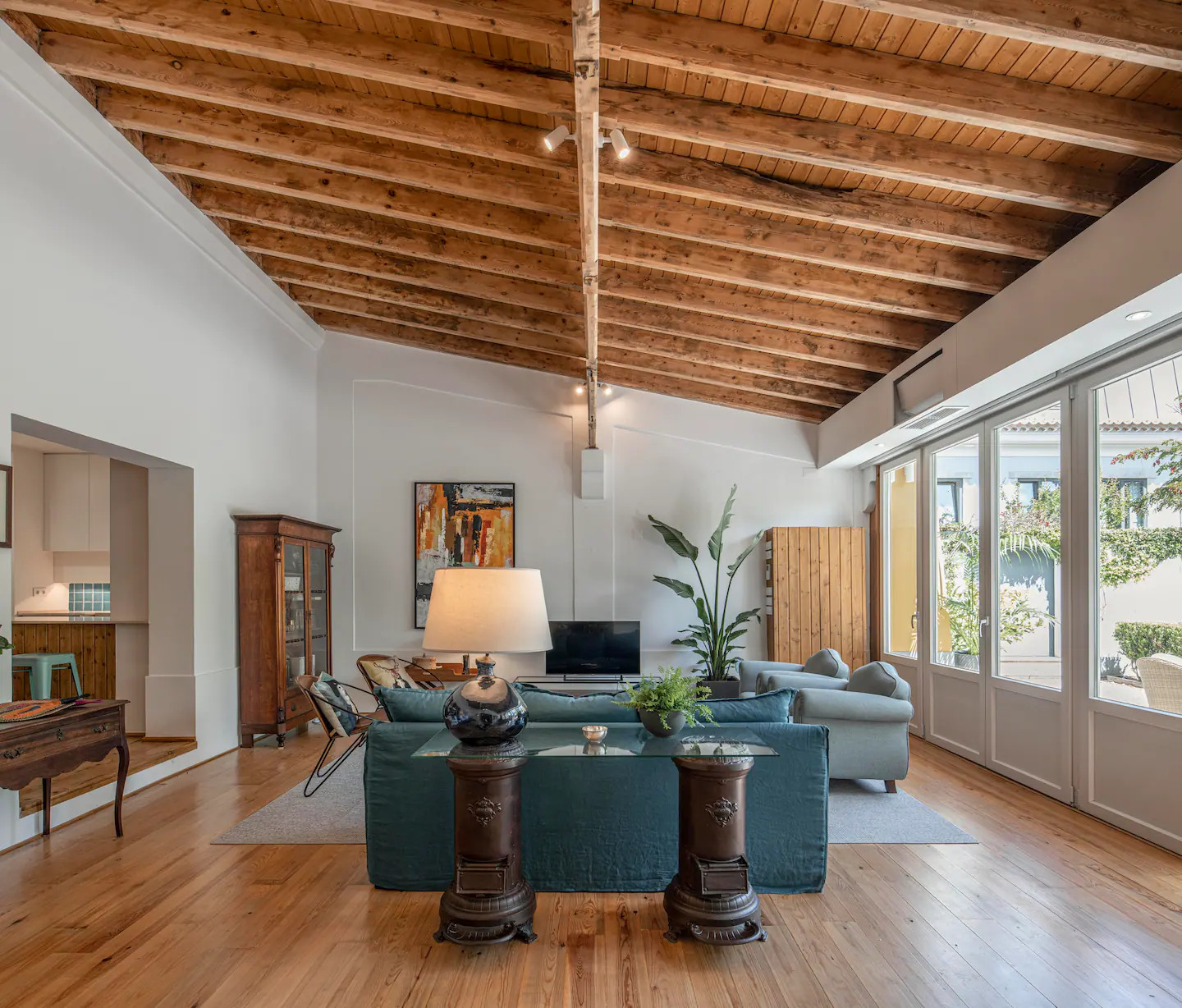 salon avec poutres maison rénovée 