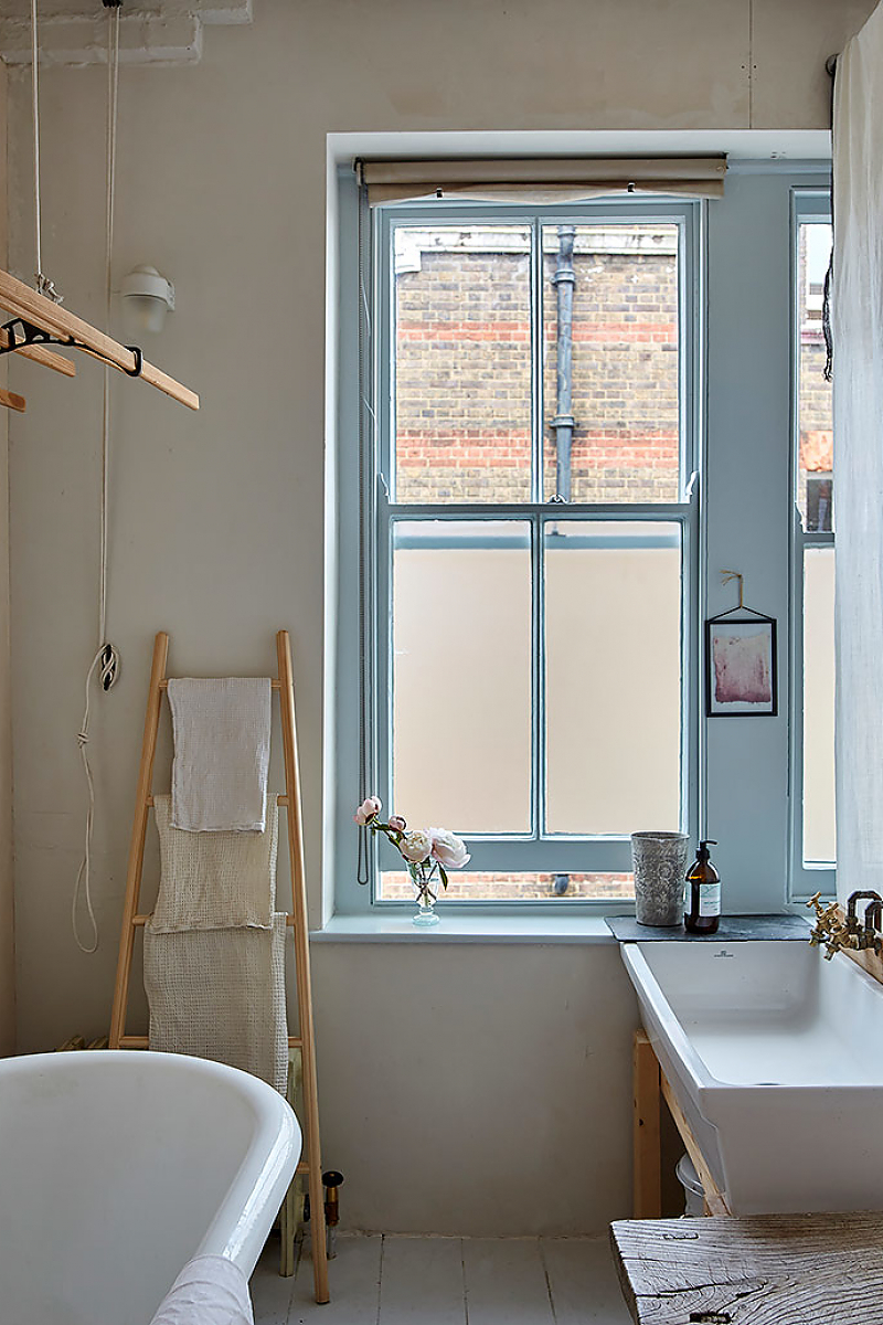 salle de bain avec fenêtre