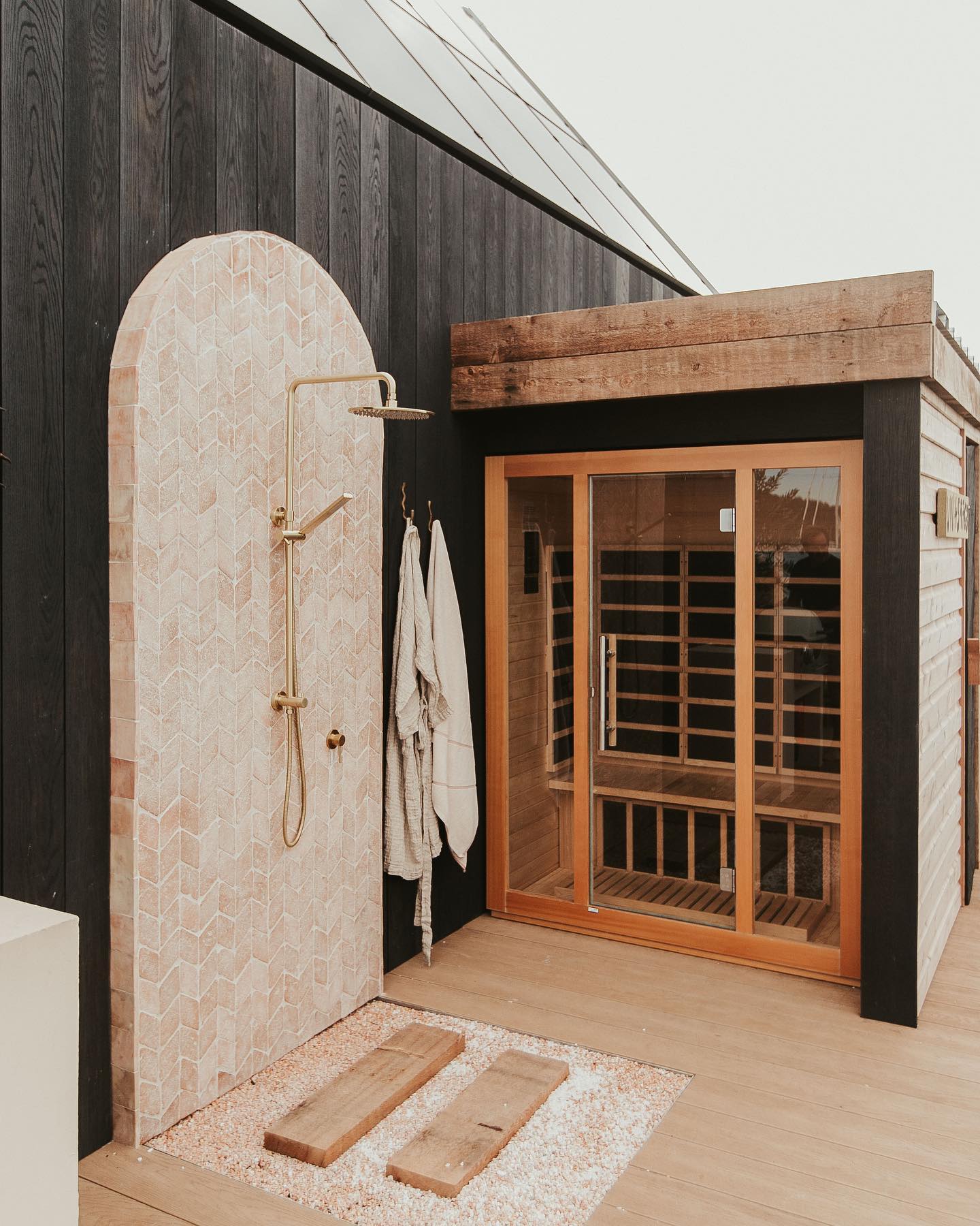 douche extérieure et sauna sur terrasse douche extérieure et sauna sur terrasse