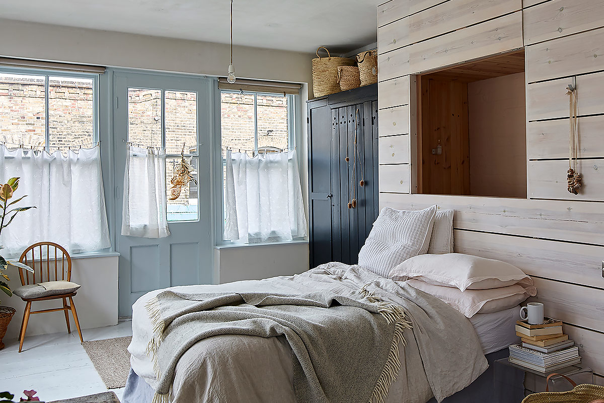 chambre avec murs lambris bois clair