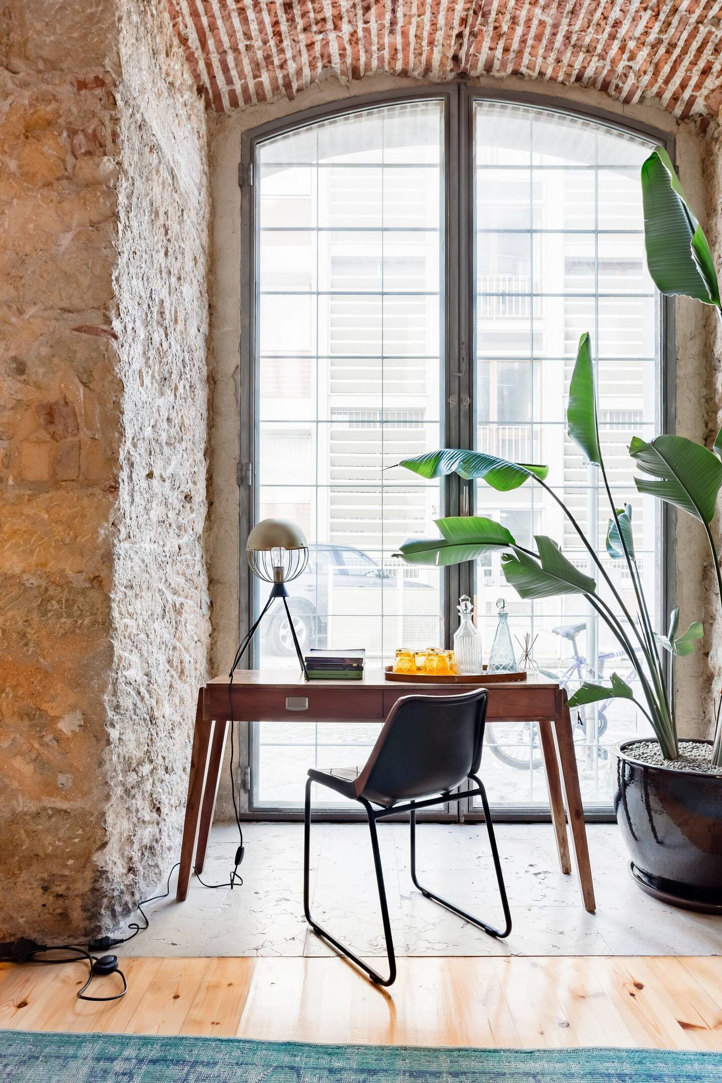 salon avec arche en brique