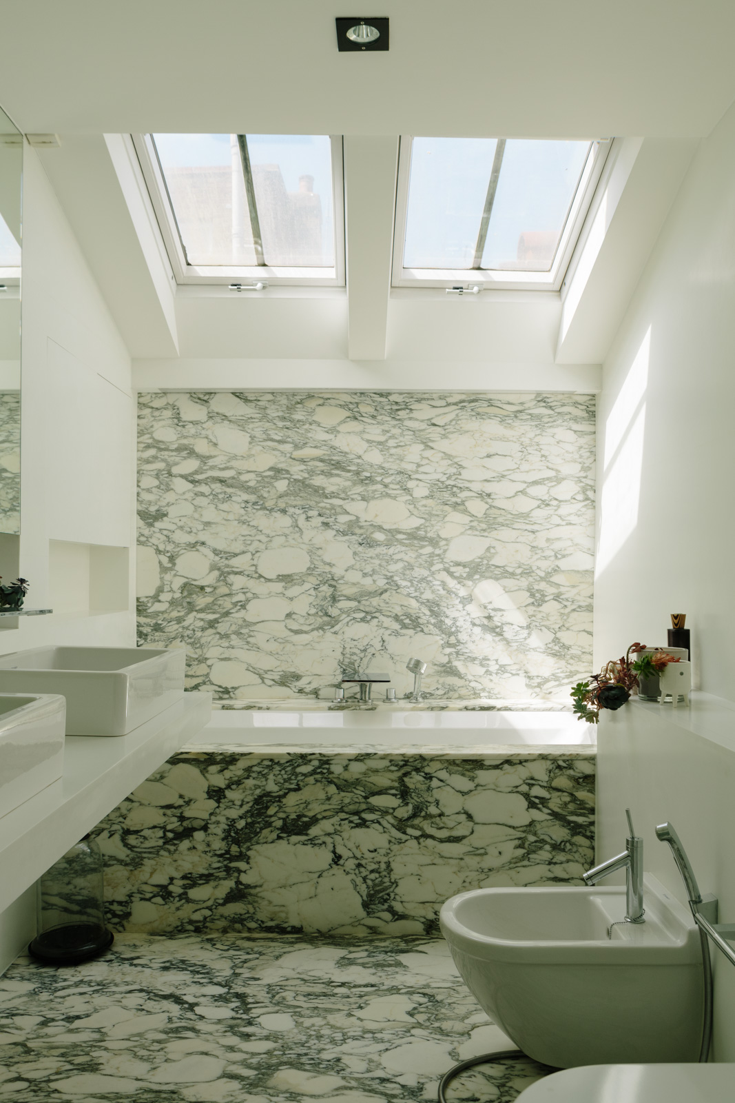 salle de bain marbre avec fenêtre de toit salle de bain marbre avec fenêtre de toit