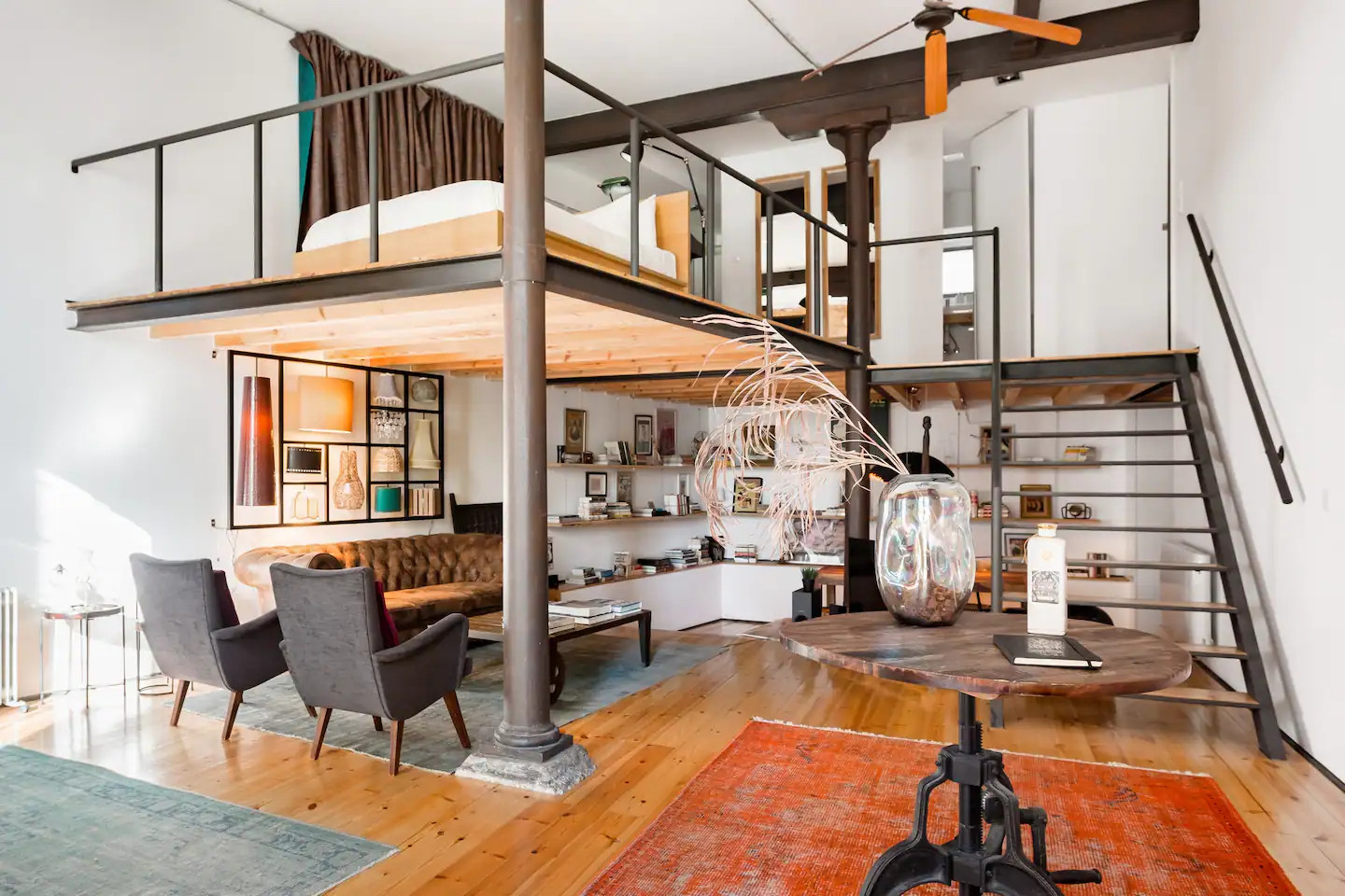 salon décoration vintage avec mezzanine dans loft
