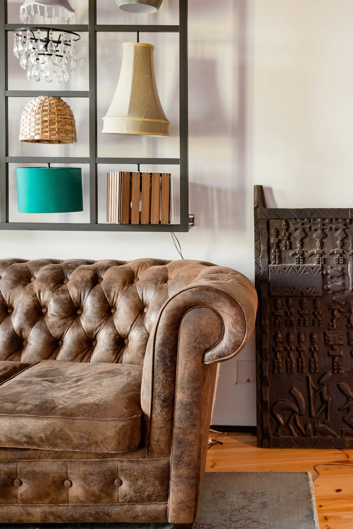 salon décoration vintage canapé Chesterfield cuir