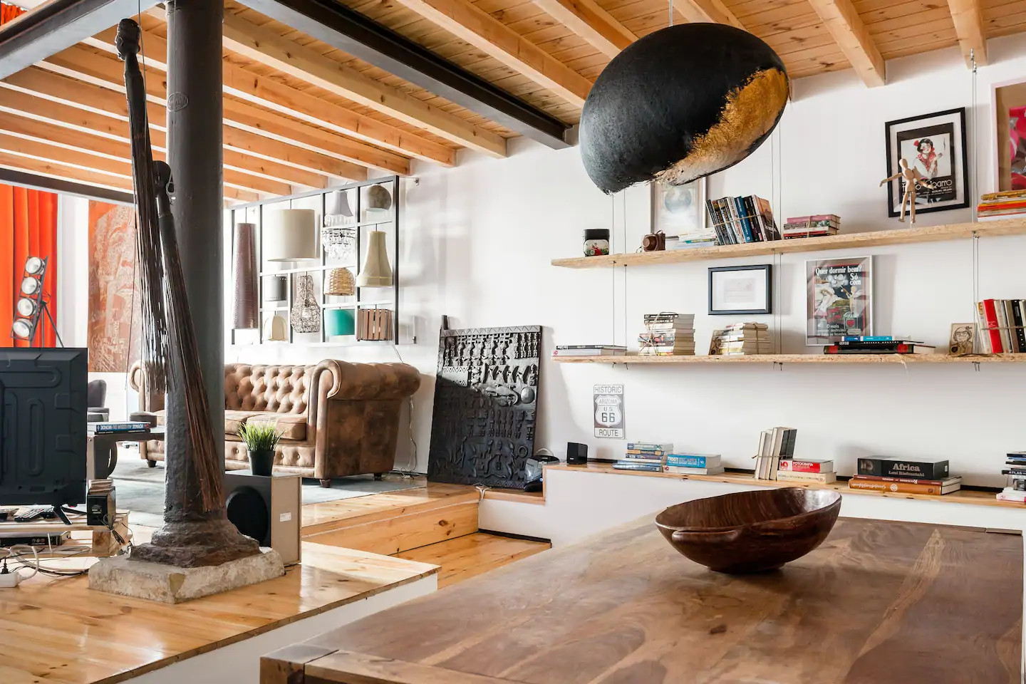 salon vintage sous mezzanine dans loft