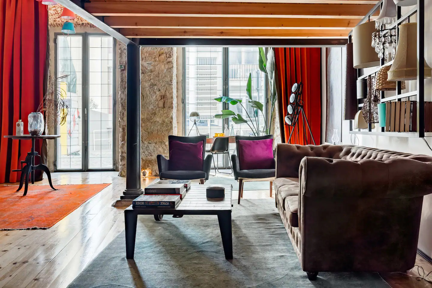 salon vintage sous mezzanine dans loft