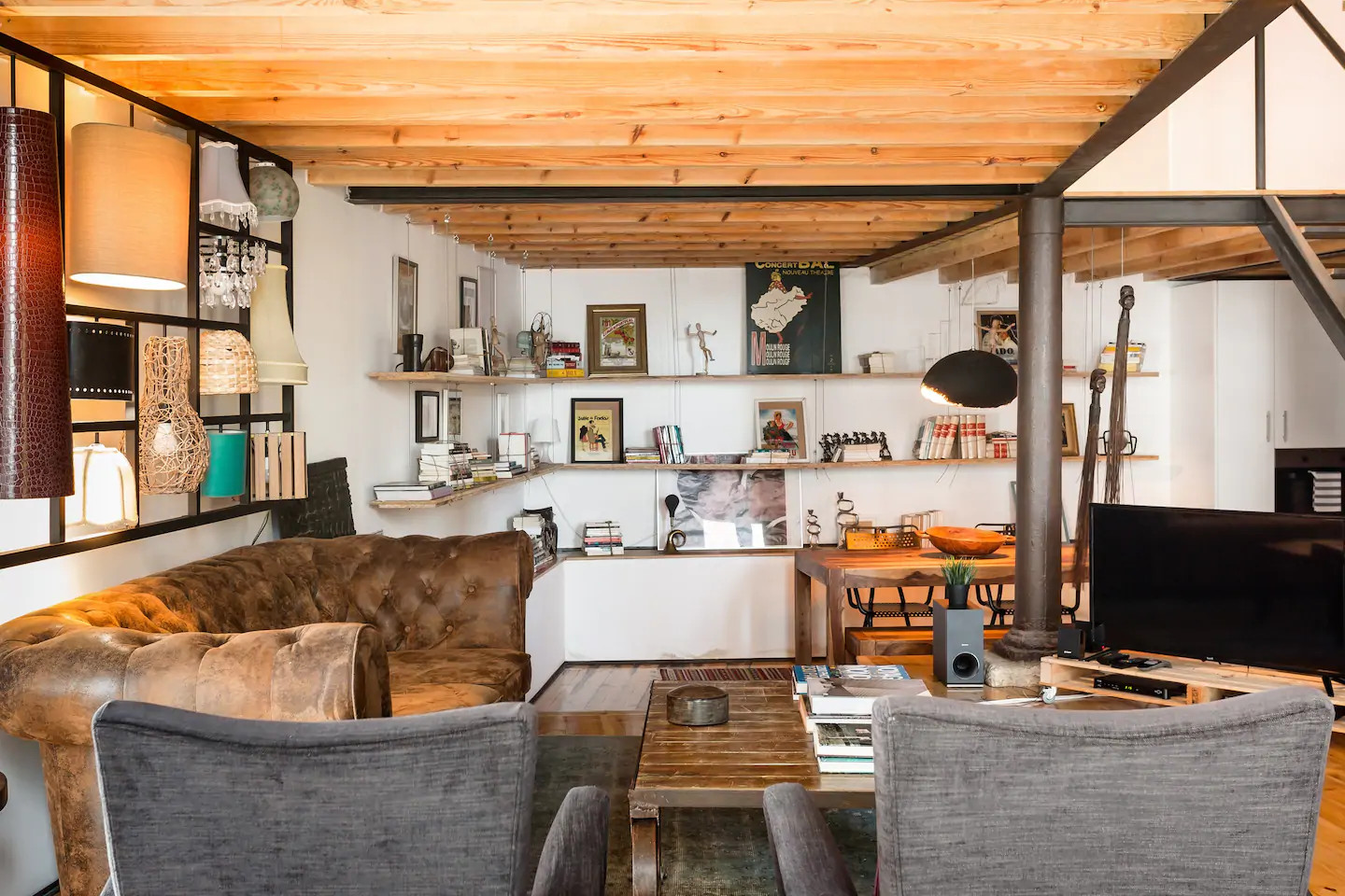 salon vintage sous mezzanine dans loft