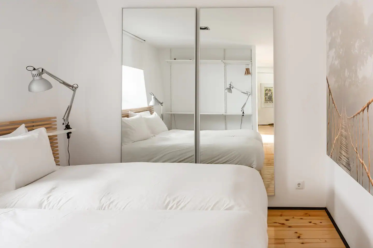 chambre avec placard portes miroir