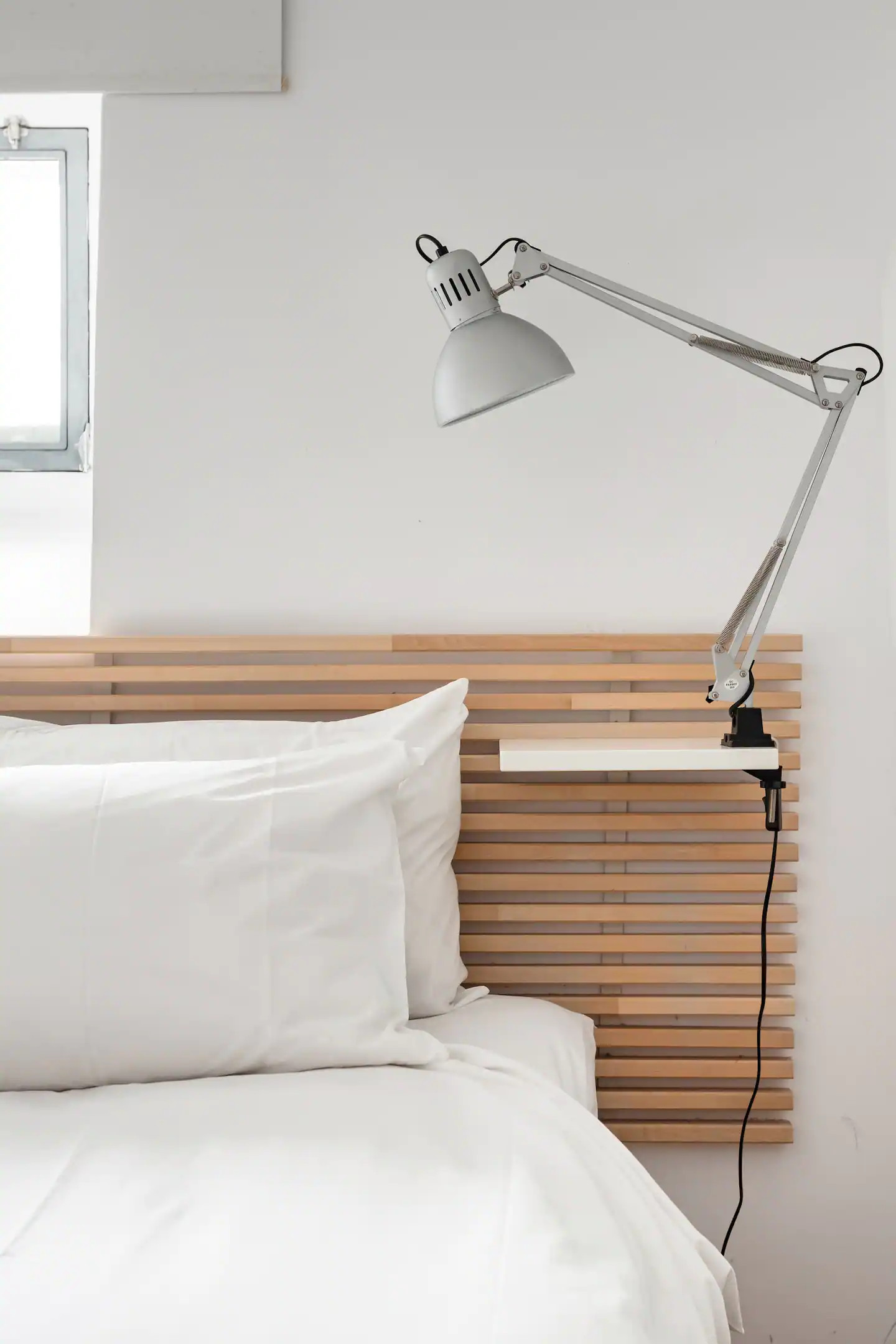 chambre minimaliste blanc et bois