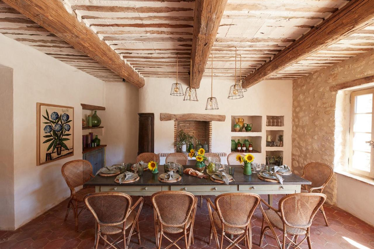salle à manger avec poutres maison en pierres Mas Vermentino salle à manger avec poutres maison en pierres Mas Vermentino