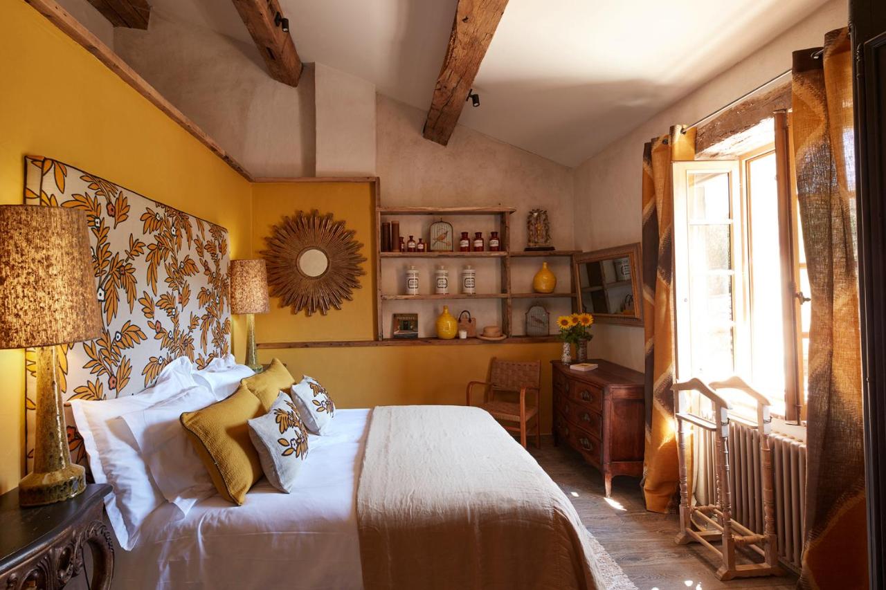 chambre jaune maison en pierres Mas Vermentino chambre jaune maison en pierres Mas Vermentino