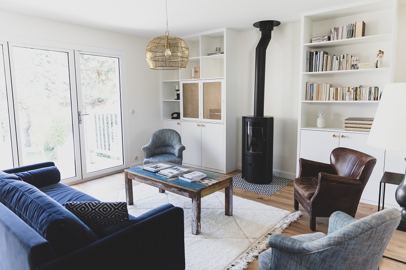 salon avec poêle à bois décoration contemporaine